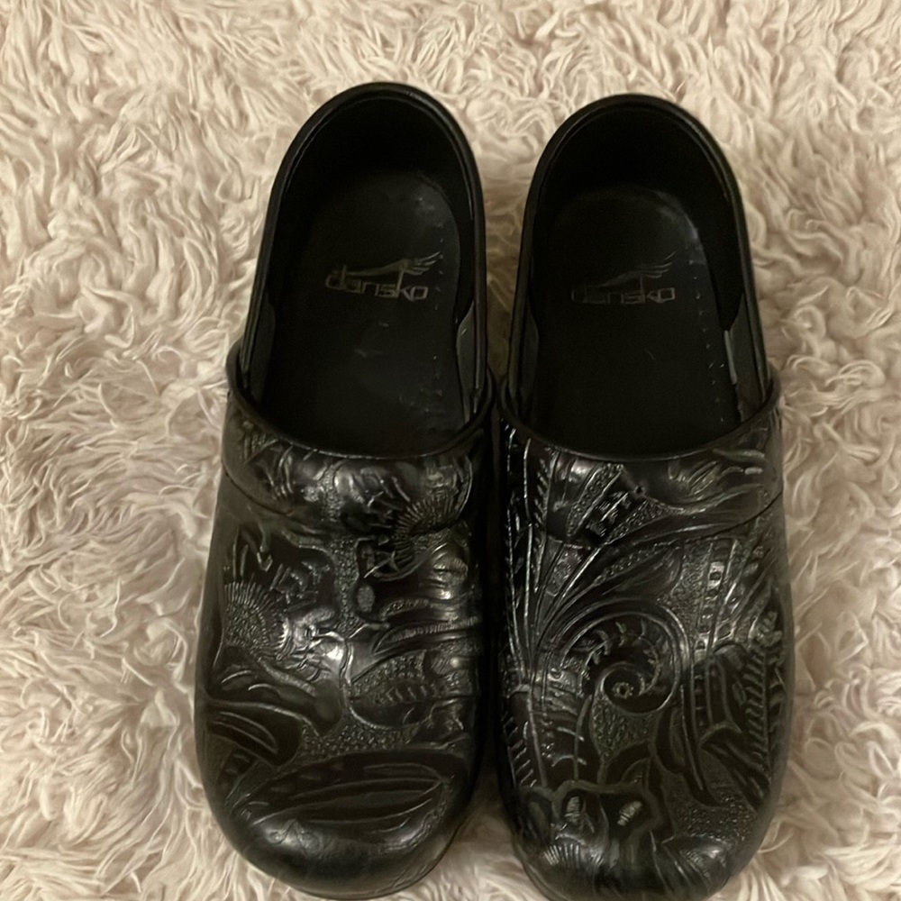 DANSKO TOOLED LEATHER BLACK MULE CLOGS IN LIKE NEW CONDITION! SIZE EU 36 WOMEN’S